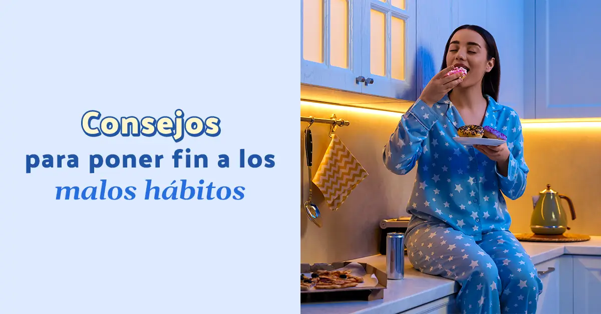 mujer comiendo galletas en la noche