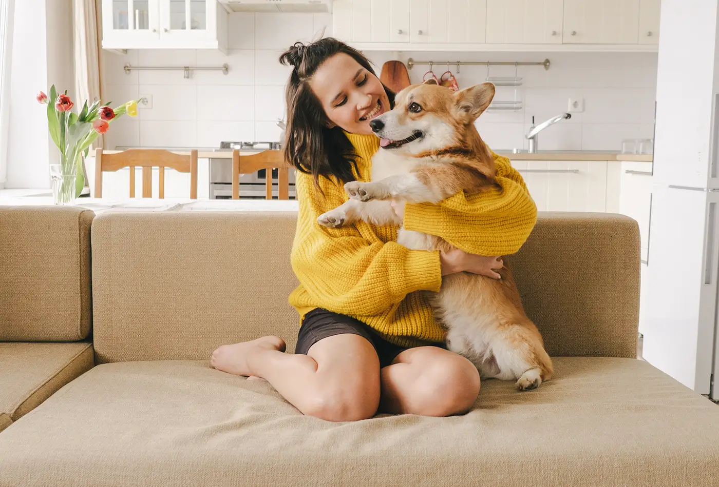 chica con perro en salón