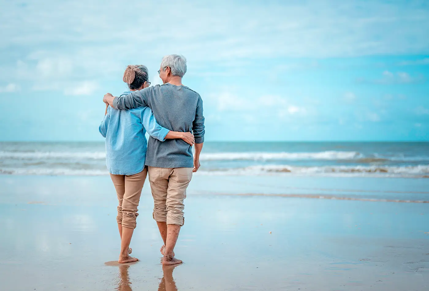 pareja feliz en la playa